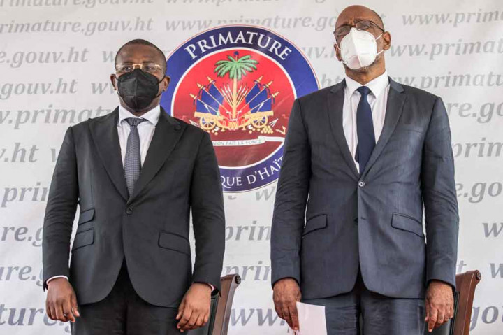 Perdana Menteri baru Haiti Ariel Henry (kanan) diambil sumpahnya di Port-au-Prince, Selasa, 20 Juli 2021 waktu setempat. Dia menggantikan pejabat sementara Claude Joseph.