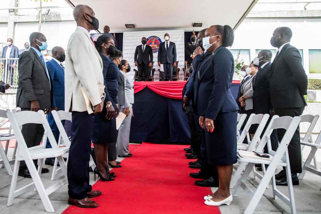 Upacara pengambilan sumpah Henry di Port-au-Prince didahului dengan penghormatan kepada Moise, termasuk pidato, tarian, dan musik di atas panggung dengan karangan bunga putih dan potret raksasa presiden yang terbunuh.