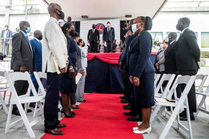 Upacara pengambilan sumpah Henry di Port-au-Prince didahului dengan penghormatan kepada Moise, termasuk pidato, tarian, dan musik di atas panggung dengan karangan bunga putih dan potret raksasa presiden yang terbunuh.