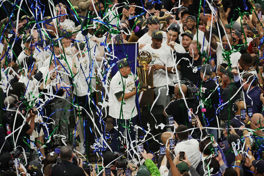 Pemilik Milwaukee Bucks, Marc Lasry, mengangkat trofi gelar juara NBA usai timnya mengalahkan Phoenix Suns di Game Enam Final NBA 2021 di Fiserv Forum, Milwaukee, Wisconsin, Rabu, 21 Juli 2021 WIB.
