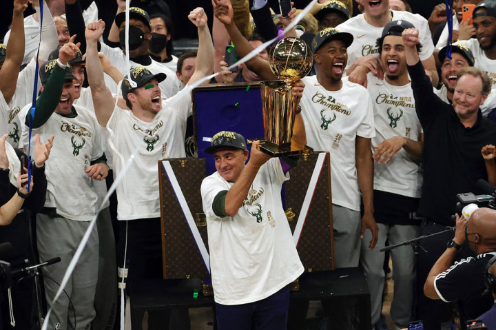 Milwaukee Bucks menjadi juara baru NBA, sekaligus yang pertama dalam kurun 50 tahun terakhir, setelah mengalahkan Phoenix Suns 105-98 dalam gim keenam Final NBA, Rabu, 21 Juli 2021 WIB. Bucks terakhir juara NBA pada 1971 ketika mengalahkan Baltimore Bullets 4-0 di final.