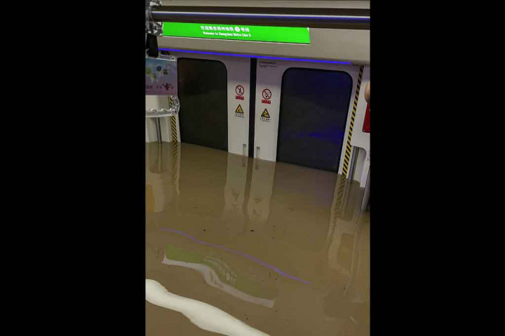 Foto yang diambil pada 20 Juli 2021 dan diterima pada 21 Juli atas izin pengguna Weibo merakiZz-, menunjukkan sebuah kereta bawah tanah yang tenggelam setelah hujan lebat di Zhengzhou, di Provinsi Henan, China tengah.