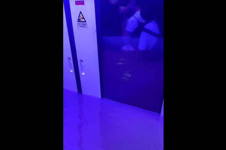 Sedikitnya 12 orang meninggal dunia setelah hujan deras membanjiri kereta bawah tanah di Kota Zhengzhou, China tengah.