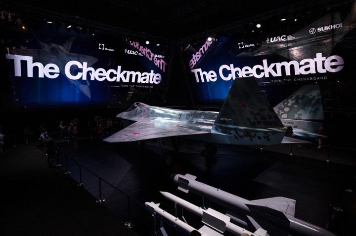 Jet tempur siluman bernama 'The Checkmate' ini pertama ditunjukkan kepada Presiden Vladimir Putin yang dilaporkan merasa 'senang' sebelum peluncuran digelar dalam airshow dua tahunan di luar Moskow, pekan ini.