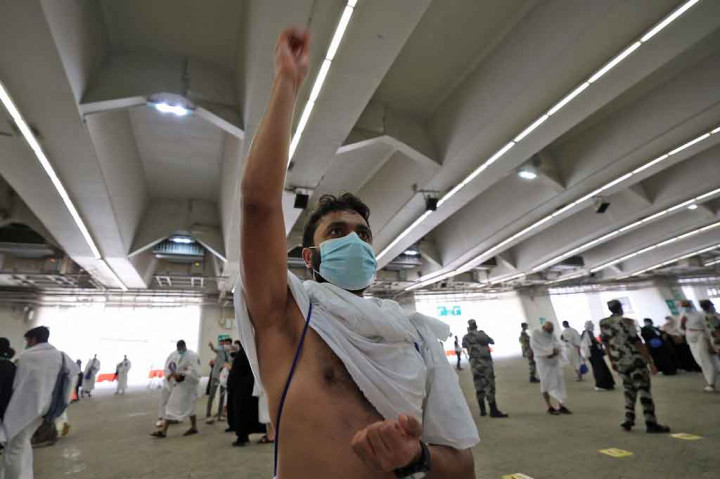 Jemaah haji melempar jumroh aqobah yang merupakan salah satu syarat yang wajib dilakukan pada ibadah haji di Jamarat, Mekkah, Arab Saudi, Selasa, 20 Juli 2021. Jemaah haji melakukan prosesi lempar jumroh yang merupakan rangkaian rukun haji setelah melaksanakan Wukuf di Arafah.