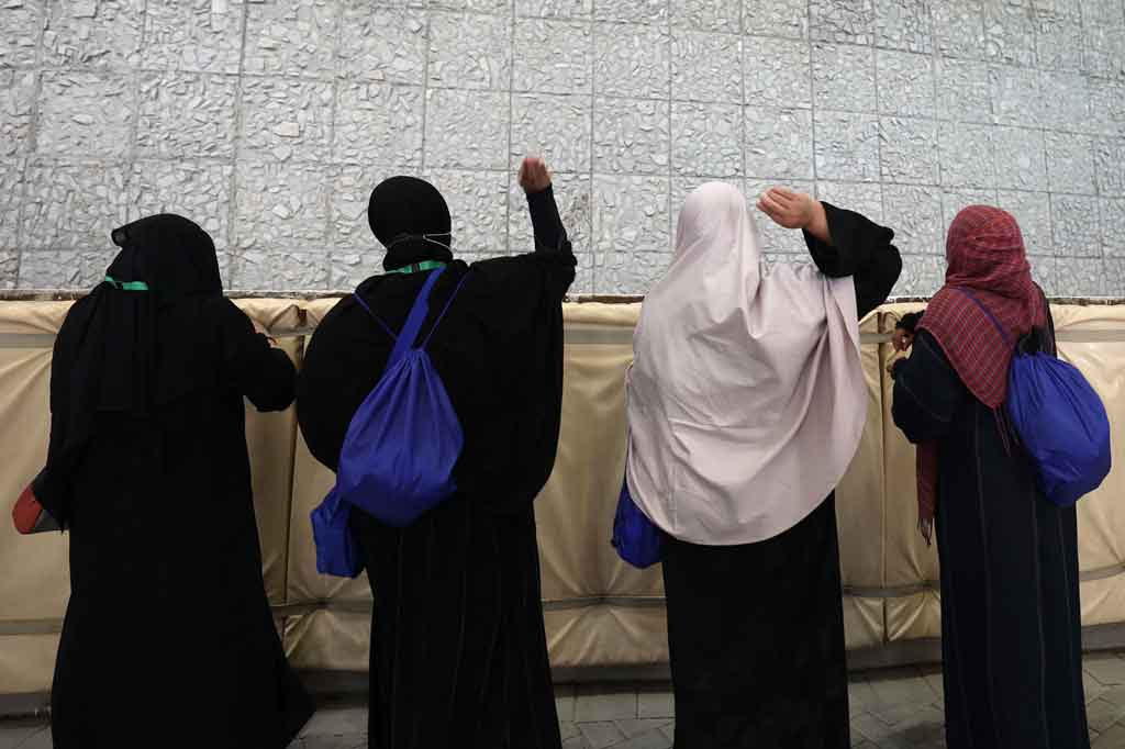 Para jemaah haji masing-masing melemparkan tujuh batu ke pilar yang melambangkan setan, mengambilnya dari kantong tertutup yang disediakan oleh pihak berwenang.