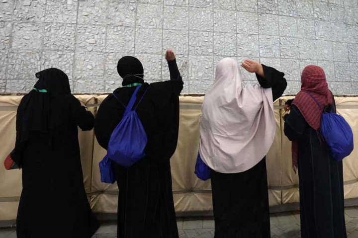 Para jemaah haji masing-masing melemparkan tujuh batu ke pilar yang melambangkan setan, mengambilnya dari kantong tertutup yang disediakan oleh pihak berwenang.
