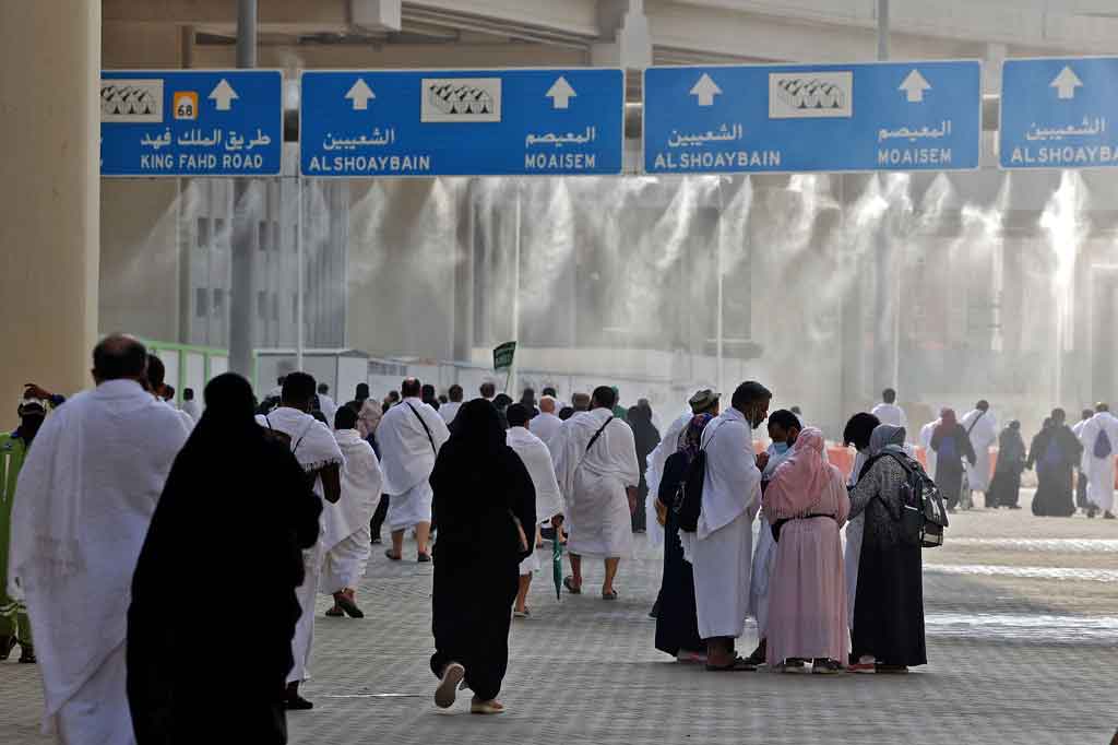 Sebelumnya, sekelompok kecil jemaah haji berjalan melintasi Lembah Mina dekat Mekah di Arab Saudi barat untuk melempar jumrah, yang menunjukkan secara simbolik perlawanan dan permusuhan manusia dengan setan di Jamarat al-Aqaba.