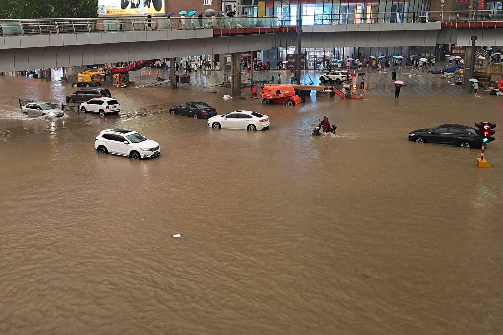 Sebagian besar daerah di provinsi Henan, daerah Tiongkok tengah, disapu banjir bandang pada Rabu 21 Juli 2021.