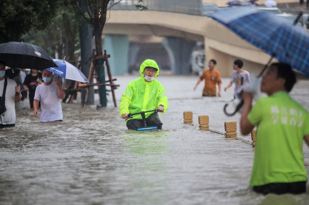 Sedikitnya 12 orang tewas di Kota Zhengzhou sejak banjir mulai terjadi, menurut otoritas setempat.