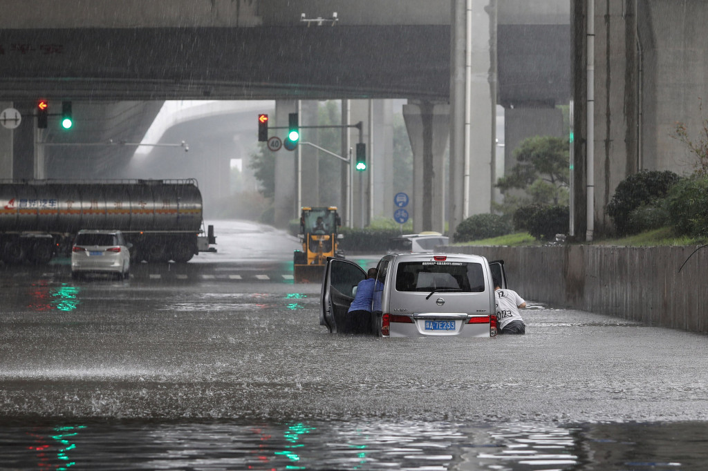 Lebih dari puluhan kota telah terpengaruh banjir, dengan jalan utama terpaksa ditutup dan penerbangan dibatalkan.