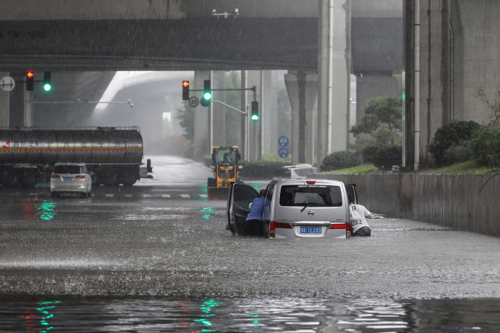 Lebih dari puluhan kota telah terpengaruh banjir, dengan jalan utama terpaksa ditutup dan penerbangan dibatalkan.