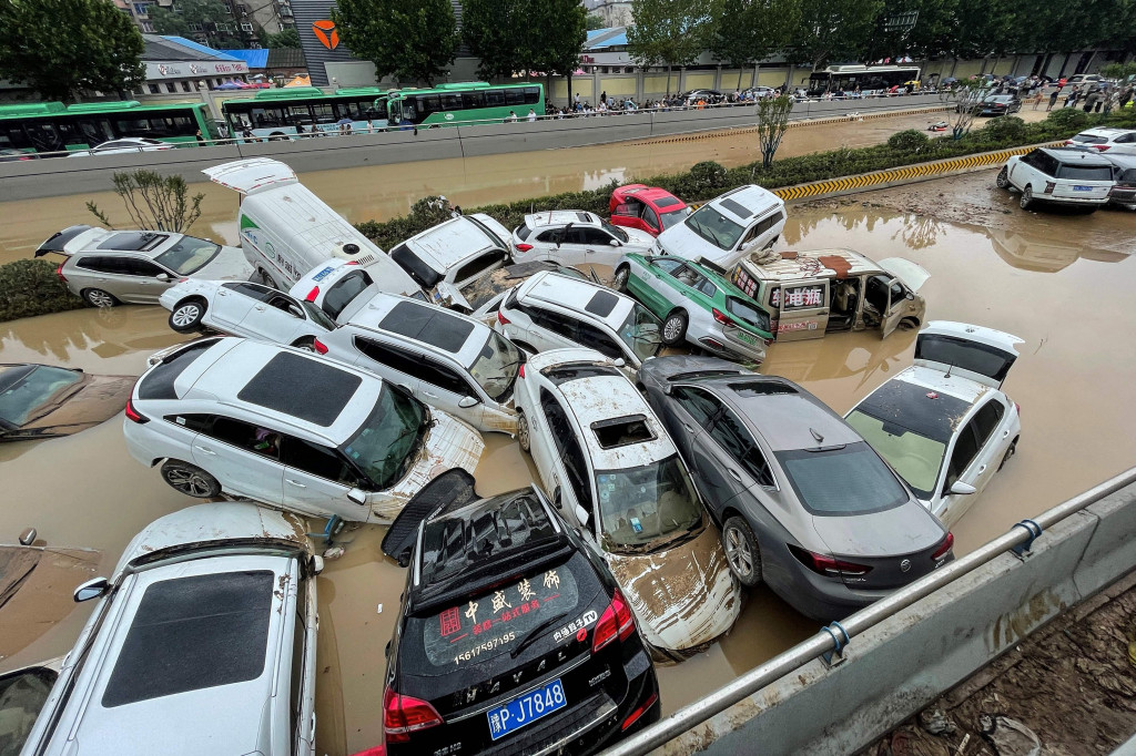 Mobil-mobil terendam banjir setelah hujan lebat melanda kota Zhengzhou di provinsi Henan.