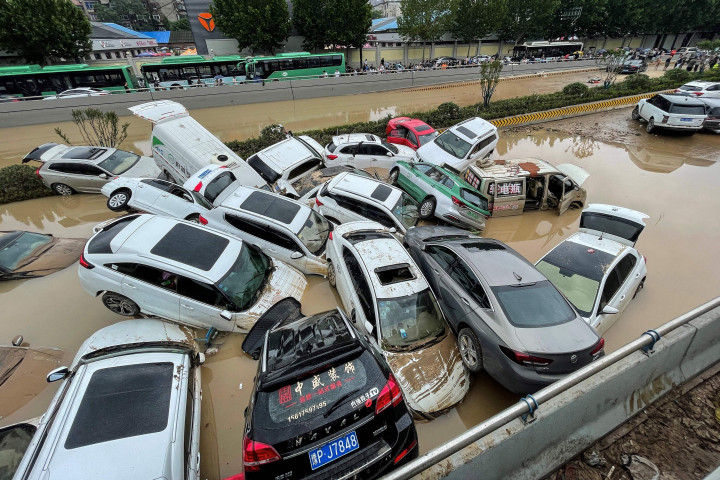 Mobil-mobil terendam banjir setelah hujan lebat melanda kota Zhengzhou di provinsi Henan.