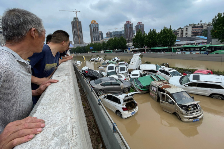 Foto-foto yang beredar di media sosial menunjukkan jalan-jalan terendam, dengan mobil dan puing-puing bangunan hanyut dalam aliran banjir.