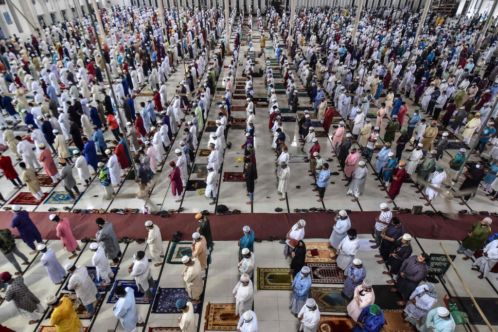 Umat muslim melakukan salat Idul Adha di Dhaka  selama perayaan Idul Adha atau 'Festival Kurban, di Jama Masjid Khairuddin di Amritsar pada 21 Juli 2021. AFP Photo/Munir Uz zaman