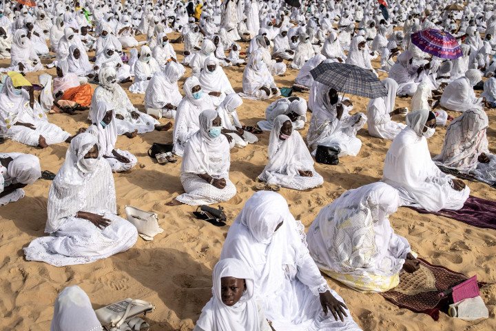 Pengikut komunitas Layene Senegal terlihat selama perayaan Tabaski (Idul Adha) di Dakar pada 21 Juli 2021. AFP Photo/John Wessels