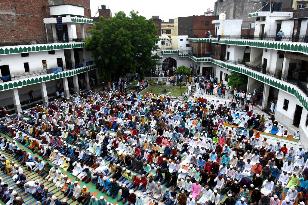 Umat muslim melaksanakan salat selama perayaan Idul Adha atau 'Festival Kurban, di Jama Masjid Khairuddin di Amritsar pada 21 Juli 2021. AFP Photo/Narinder Nanu