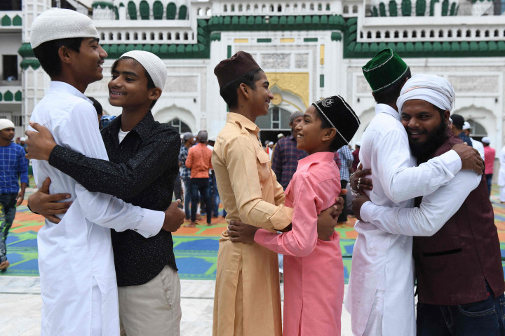 Anak-anak muslim saling berpelukan usai melaksanakan salat Idul Adha atau Hari Raya Kurban, di Jama Masjid Khairuddin di Amritsar pada 21 Juli 2021. AFP Photo/Narinder Nanu