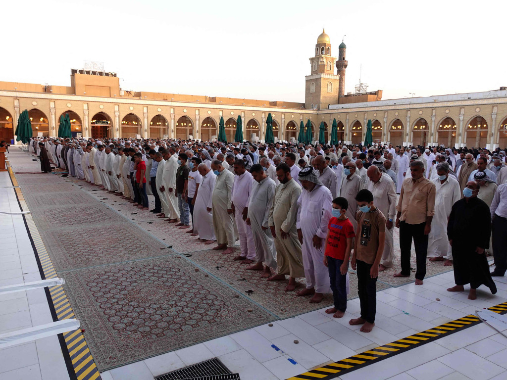 Warga Irak melaksanakan salat Idul Adha di Masjid Agung Kufah, 10 kilometer (sekitar 6 mil) timur laut kota suci Najaf, pada 21 Juli 2021. AFP Photo/Ali Najafi