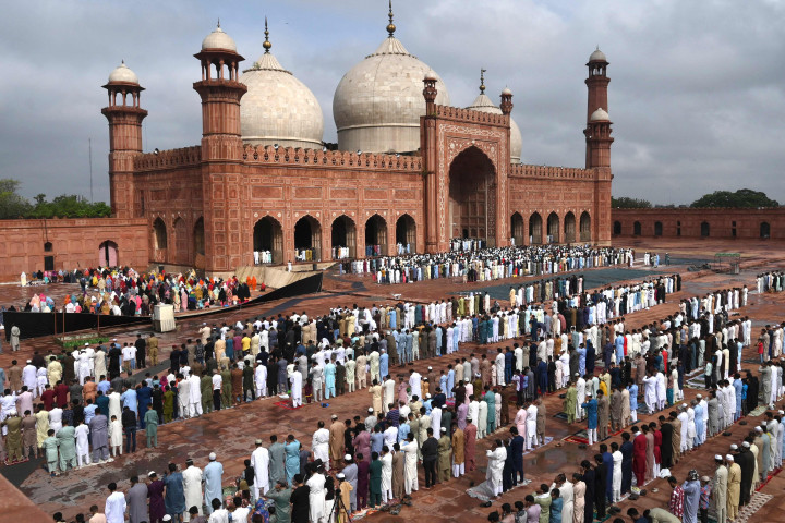 Umat muslim melakukan salat di Masjid Badshahi yang bersejarah selama Idul Adha atau 'Festival Kurban, di Lahore pada 21 Juli 2021. AFP Photo/Arif Ali