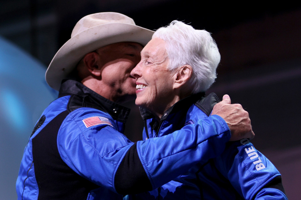 Jezz Bezos tak sendirian saat menikmati perjalanan luar angkasa perdananya. Miliarder ini ditemanin beberapa orang termasuk Wally Funk, nenek berusia 82 tahun.