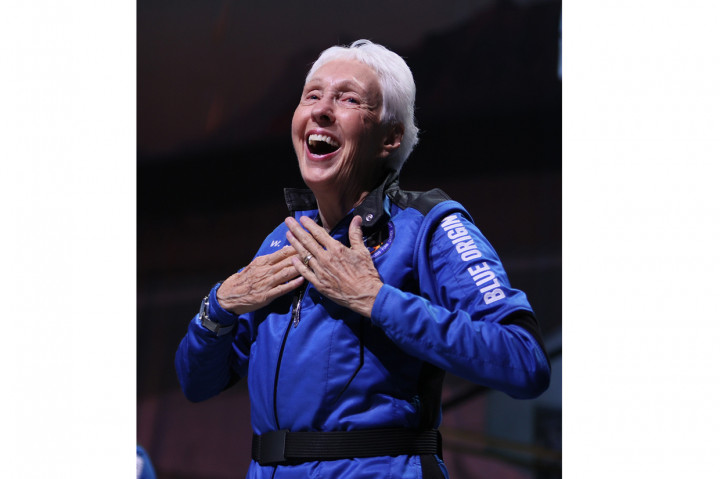 Wally menjadi orang tertua yang pernah ke luar angkasa ketika menjadi tamu kehormatan dalam uji coba pesawat New Shepard milik Bezos.
