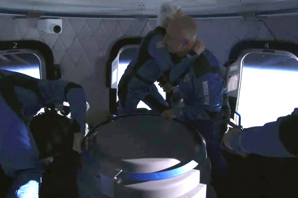 Sepanjang penerbangan, Funk terdengar berteriak dan berkata 