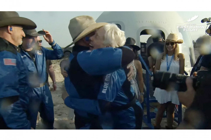 Funk kemudian memeluk pendiri Amazon, Jeff Bezos, dan berterima kasih kepadanya karena telah mengundangnya dalam perjalanan.