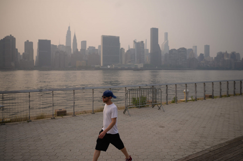 Kabut asap akibat kebakaran hutan di wilayah barat Amerika Serikat kini melanda wilayah timur dan langit di kota New York.