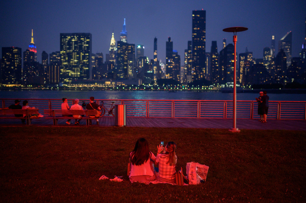 Warga di New York pun diimbau untuk bisa menjaga kesehatan dan mengurangi aktivitas diluar ruangan untuk menghindari kabut asap.