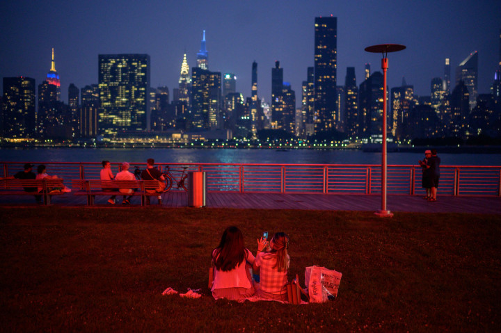 Warga di New York pun diimbau untuk bisa menjaga kesehatan dan mengurangi aktivitas diluar ruangan untuk menghindari kabut asap.