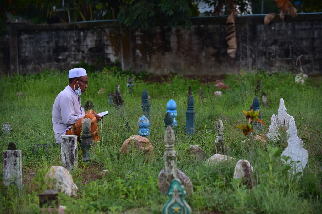Sama seperti di Indonesia, setiap Idul Adha atau hari besar Islam lainnya warga di sejumlah negara banyak melakukan ziarah kubur untuk mendoakan keluarganya. AFP Photo/Madaree Tohlala