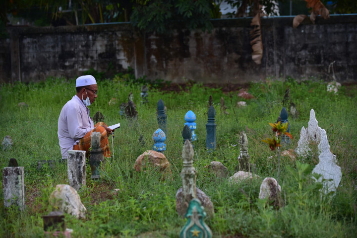 Sama seperti di Indonesia, setiap Idul Adha atau hari besar Islam lainnya warga di sejumlah negara banyak melakukan ziarah kubur untuk mendoakan keluarganya. AFP Photo/Madaree Tohlala