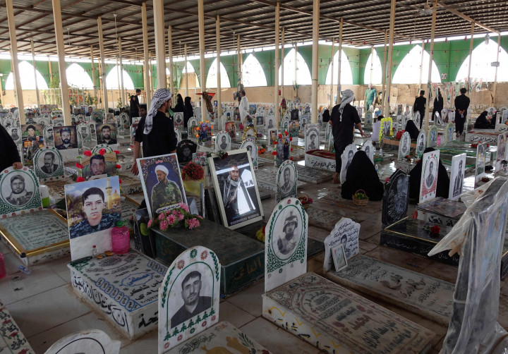 Warga Irak mengunjungi makam kerabat mereka di pemakaman Wadi al-Salam 