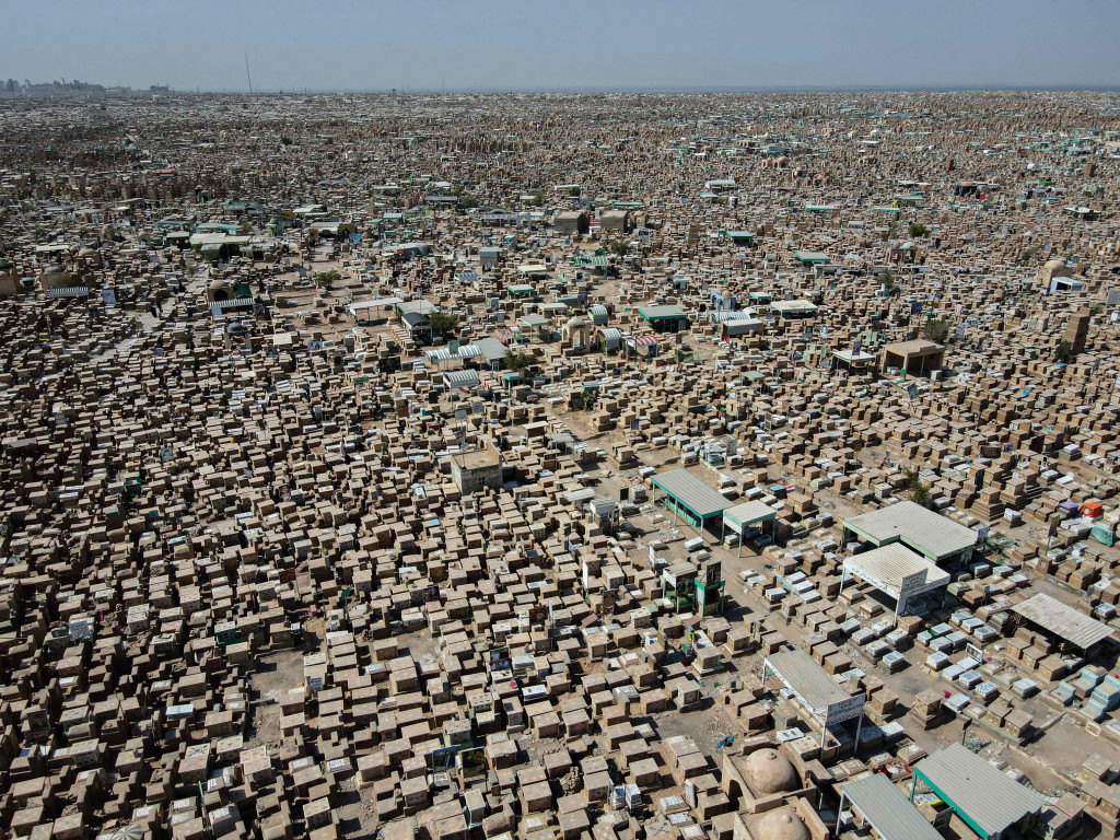 Pemandangan dari udara menunjukkan pemakaman Wadi al-Salam 