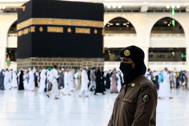 Seorang polisi wanita Arab Saudi berjaga-jaga di depan Ka'bah di Masjidil Haram, Makkah, Selasa, 20 Juli 2021.