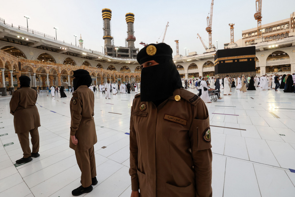 Para polisi wanita ini siap siaga mengawasi para jemaah yang tengah melakukan ibadah haji.
