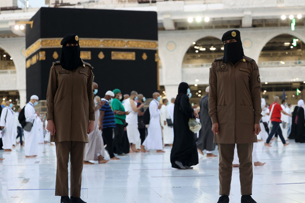 Selain pengamanan, para polwan ini juga bertugas untuk memastikan memastikan jarak antar jemaah dan mengawal para wanita.