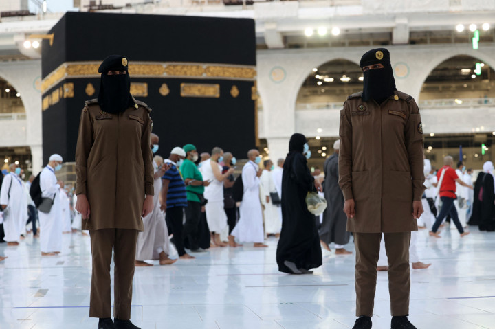 Selain pengamanan, para polwan ini juga bertugas untuk memastikan memastikan jarak antar jemaah dan mengawal para wanita.