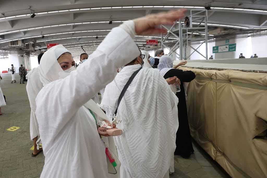 Jemaah haji melakukan proses melempar jumroh, ritual wajib yang merupakan rangkaian rukun haji setelah melaksanakan Wukuf di Arafah, Selasa, 20 Juli 2021.
