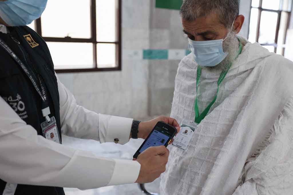 Tiga puluh tahun yang lalu, jemaah haji asal Mesir Ibrahim Siam membutuhkan beberapa jam untuk mencari anak-anaknya yang hilang di tengah kerumunan jemaah haji di Arab Saudi.
 Namun kini segalanya jauh lebih sederhana, Siam, sekarang 64 tahun, tidak perlu khawatir kehilangan jejak keluarga dan teman-temannya berkat teknologi baru.