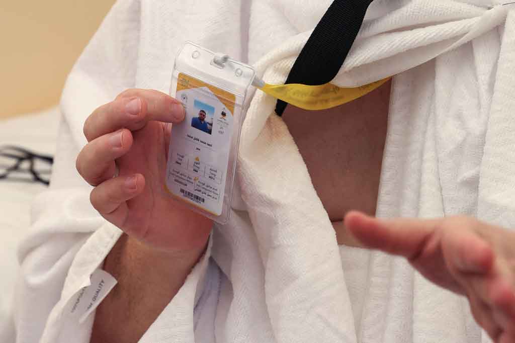 “Saat haji 1993 saya kehilangan anak-anak saya dan tidak dapat menemukannya selama tujuh jam,” kata Siam sambil mengacungkan kartu pintar berwarna kuning. 