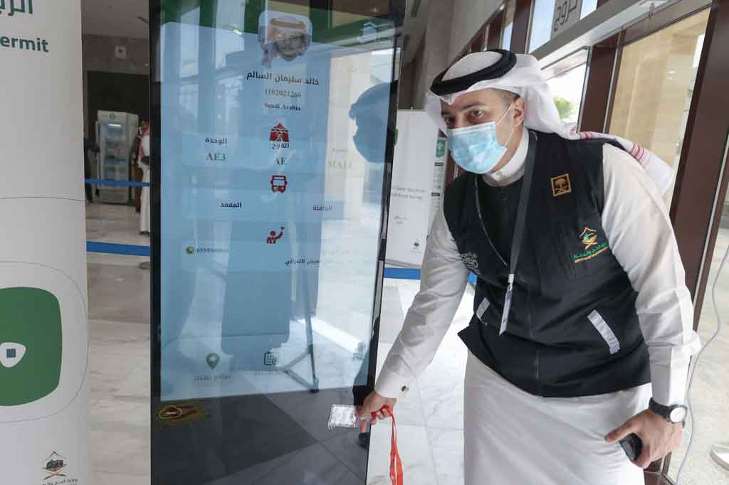 
Kartu plastik tersedia dalam warna hijau, merah, kuning dan biru. Warnanya sesuai dengan tanda yang memandu jemaah melalui berbagai tahap haji. Sistem digital juga memungkinkan pihak berwenang untuk memandu puluhan ribu orang yang menghadiri ibadah haji, yang pada tahun-tahun sebelumnya terkadang dirusak oleh desak-desakan dan kecelakaan yang mematikan.