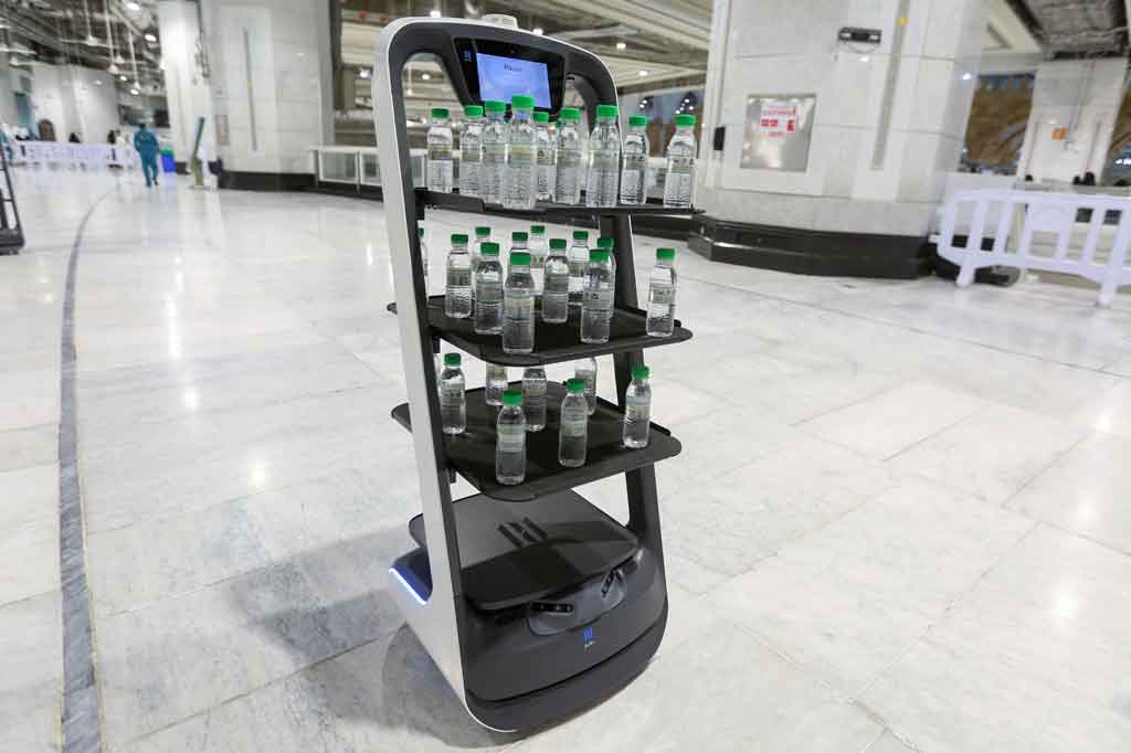Tahun ini bukannya dispenser air komunal, pasukan robot dikerahkan untuk mendistribusikan air zam-zam kepada jemaah.
 
