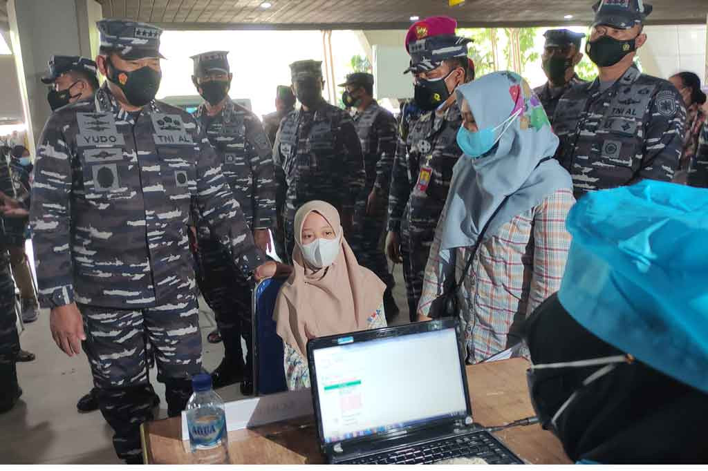 Kepala Staf Angkatan Laut (KSAL) Laksamana Yudo Margono meninjau pelaksanaan serbuan vaksinasi di Pusat Penerbangan TNI AL (Puspenerbal) di Terminal 2 Bandara Juanda Kabupaten Sidoarjo, Jawa Timur, Kamis, 22 Juli 2021.