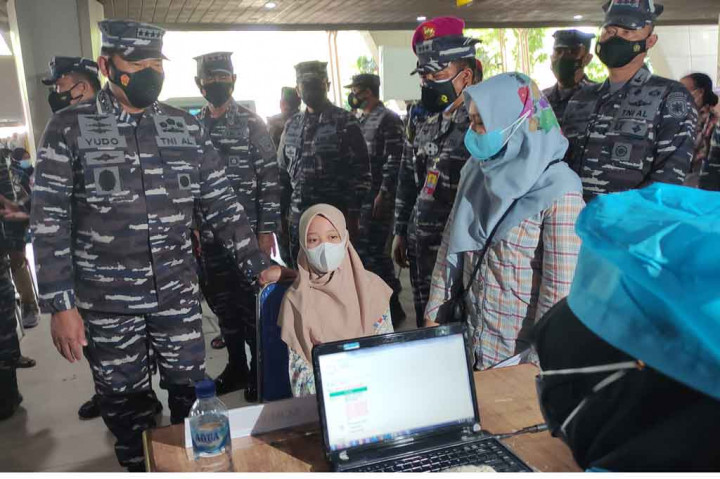Kepala Staf Angkatan Laut (KSAL) Laksamana Yudo Margono meninjau pelaksanaan serbuan vaksinasi di Pusat Penerbangan TNI AL (Puspenerbal) di Terminal 2 Bandara Juanda Kabupaten Sidoarjo, Jawa Timur, Kamis, 22 Juli 2021.