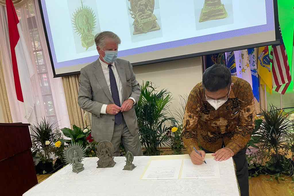 Konjen RI menyampaikan terima kasih dan apresiasi yang sebesar-besarnya terhadap jasa Jaksa New York dan Deputi Agen Khusus Investigasi Keamanan Dalam Negeri AS (HSI) Erik Rosenblatt beserta jajarannya yang berhasil mengupayakan pengembalian tiga artefak tersebut.