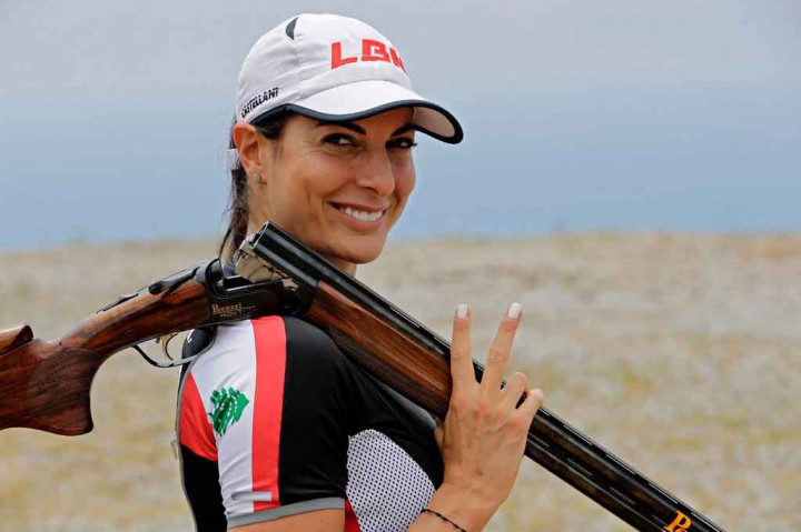 Atlet menembak trap Lebanon Ray Bassil berlatih sebelum mengikuti Olimpiade Tokyo musim panas ini, di lapangan tembak Safra, utara Ibu Kota Beirut pada 9 Juli 2021 lalu.