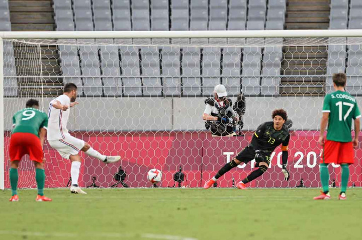 Prancis berhasil memperkecil ketertinggalan menjadi 1-2 lewat eksekusi penalti Gignac pada menit ke-69 menyusul pelanggaran Cesar Montes terhadap Randal Kolo Muani.